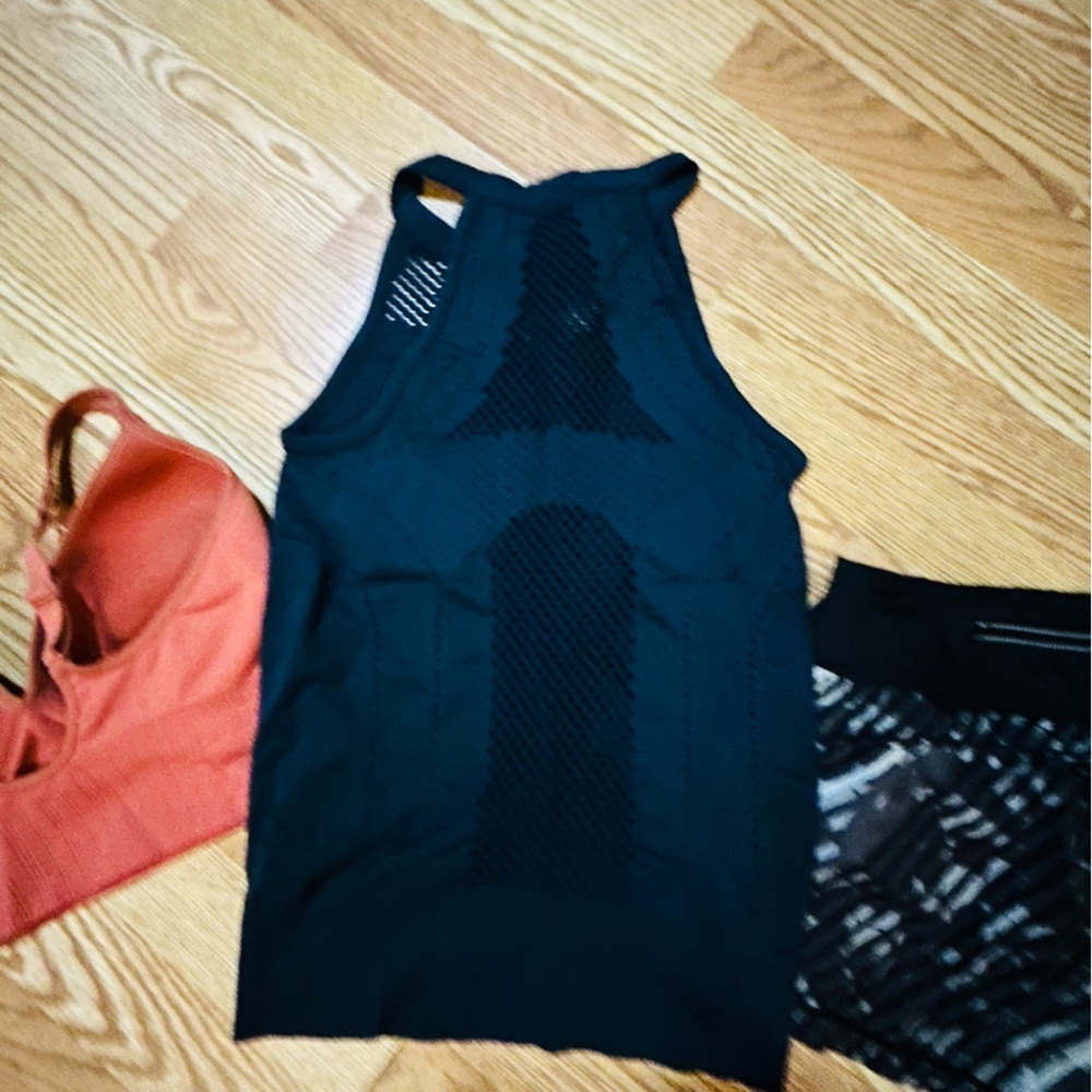 3 Pieces Athleta Pieces SZ Small 1 Sports Bra 1 Black Tank Top & 1 Shorts - Picture 6 of 12
